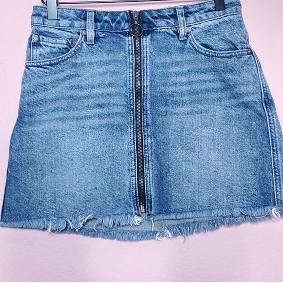 Free People We The Free Zip It Up Denim Mini Skirt
Size: 0 Free People Size 25 - Picture 4 of 9